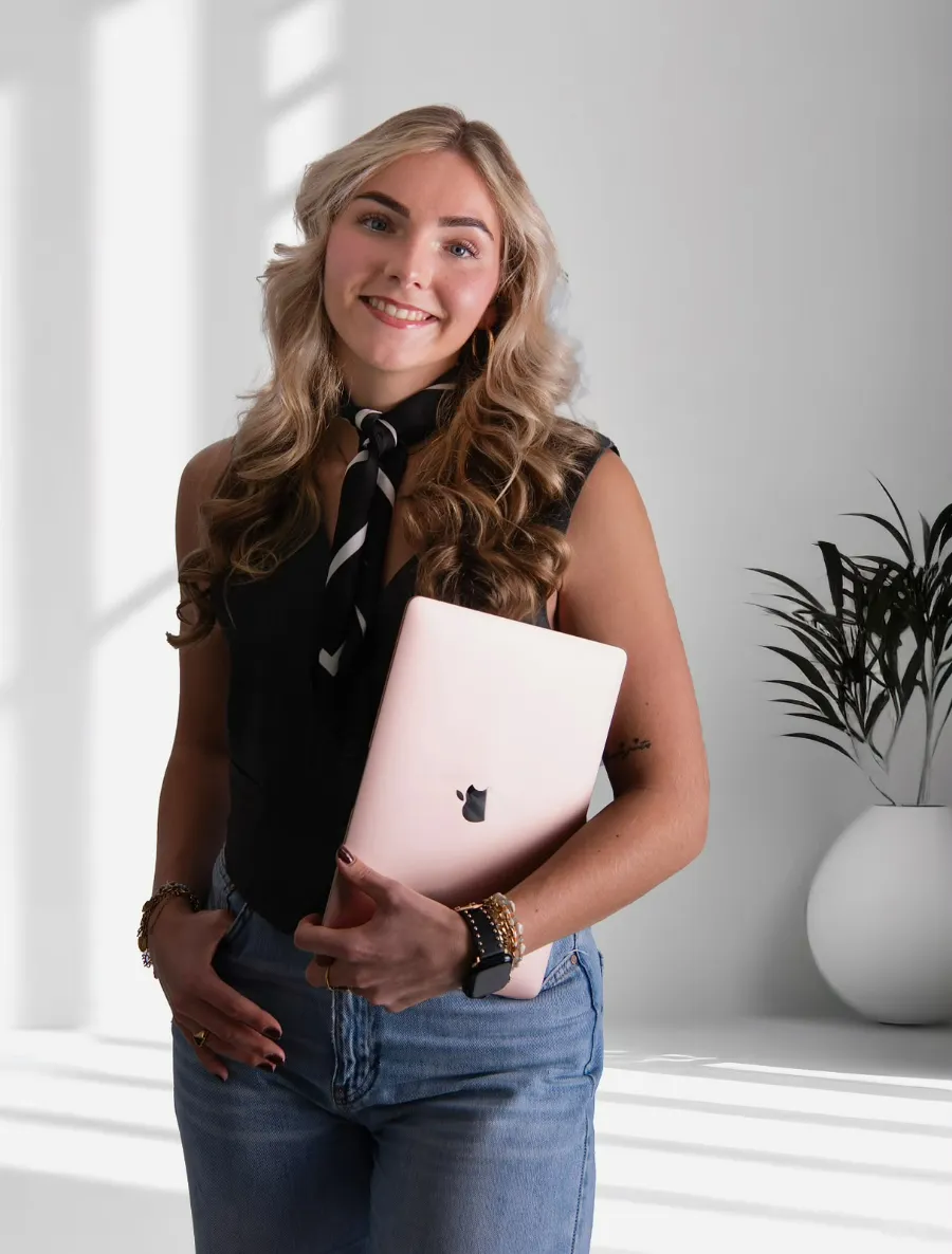 Portret van Joy Nijman met haar laptop
